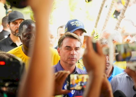 TRE-DF atende Flávio Bolsonaro e proíbe funcionário do Planalto de fazer posts sobre as eleições