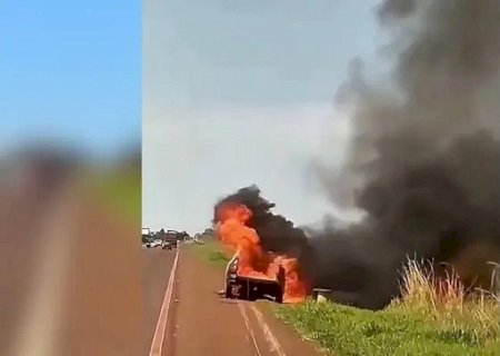 Saveiro é destruída por incêndio na BR-060; fogo atinge vegetação