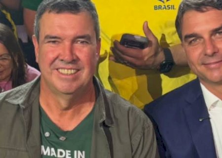 Pesquisa aponta liderança de Flávio Bolsonaro para presidente e Eduardo Riedel para governador em MS