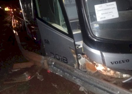 Ônibus com destino a Naviraí perde controle e sai da pista na BR-163