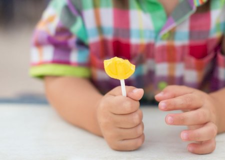 Exposição ao açúcar na infância aumenta risco de ansiedade na vida adulta, sugere estudo