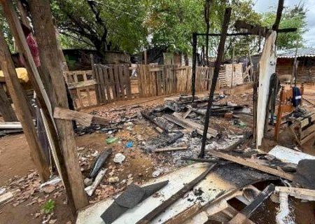 Corpo de rapaz é encontrado parcialmente carbonizado em barraco na Capital do MS