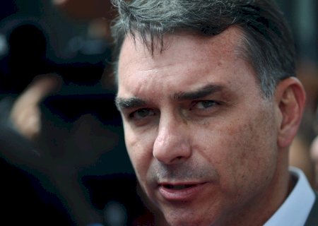 Flávio chama Moraes de 'advogado de Vorcaro' e diz que ministro pode não ter condições de seguir no STF