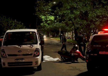 Condutora que atingiu motociclista em semáforo é presa com CNH suspensa
