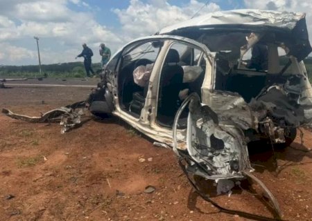 Jovem de 19 anos morre após carro bater em carreta na BR-267, em Bataguassu