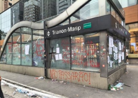 Pichações, adesivos e vidros quebrados: o saldo do ato de Lula, segundo o Metrô de SP
