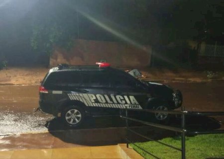 Bêbado furtou viatura no pátio de presídio durante tempestade