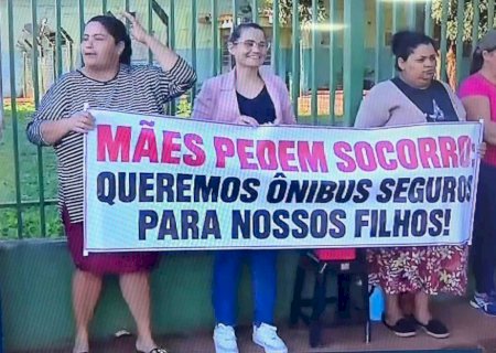 Mães protestam após roda de ônibus escolar se soltar durante transporte de alunos