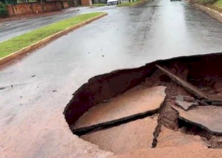 Em Ivinhema, forte chuva causa estrago e abre cratera em avenida