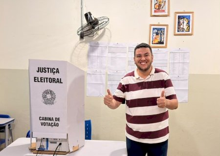 Fábio de Mello comparece às urnas e eleitores enfrentam chuva para votar em Batayporã