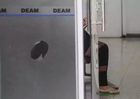 Jovem se esconde embaixo de ônibus após ser atacada com faca pelo ex
