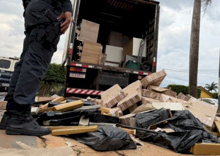 Força Tática de Nova Andradina apreende drogas escondidas em carga de móveis na MS-480
