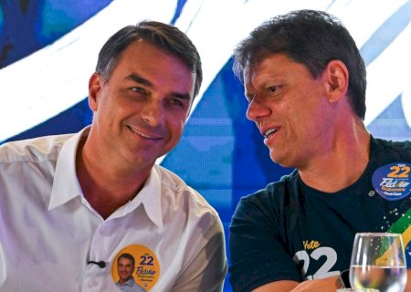Flávio Bolsonaro se reúne com prefeitos de SP e pede mobilização a aliados: 'Não podemos baixar a guarda'
