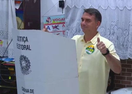 Flávio Bolsonaro votou hoje pela manhã no Rio de Janeiro