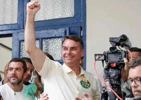 Flávio Bolsonaro mantém vantagem sobre Lula no segundo turno, aponta análise de dez pesquisas