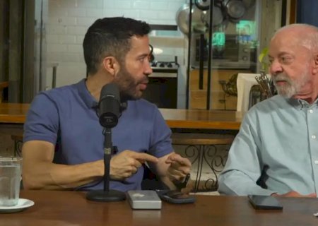 Lula participa de live do “exército do Janones' e estimula ida de idosos às urnas