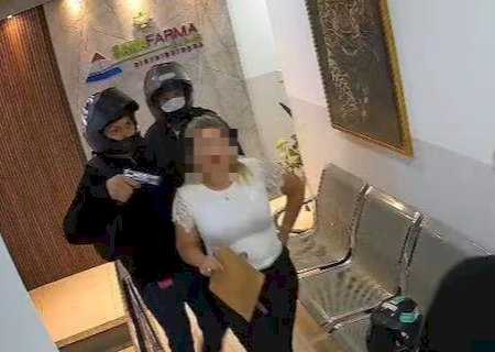 Dupla rende funcionários de farmácia e acaba presa durante fuga
