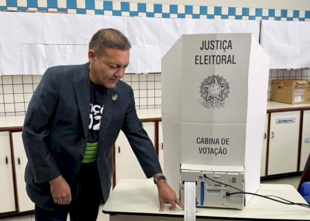 Presidente do TSE, Nunes Marques acompanha abertura de sessão e vota em Brasília