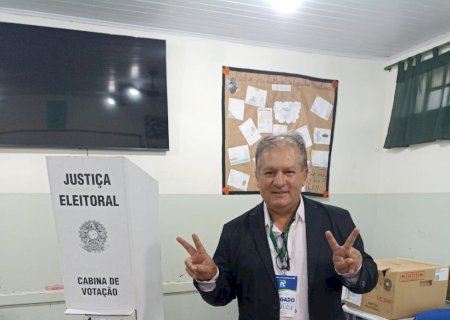 Vice-prefeito de Batayporã vota na manhã deste domingo e faz gesto de vitória