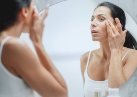 Cosméticos para pele na menopausa apostam em colágeno e hidratação da pele; veja como agem