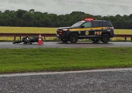 Motociclista invade pista contrária de rodovia e morre atropelado por carreta