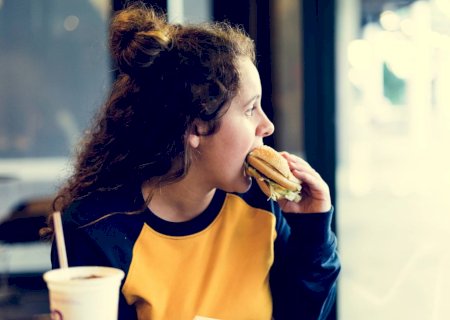 Somado a estresse, horário do jantar pode influenciar na saúde intestinal