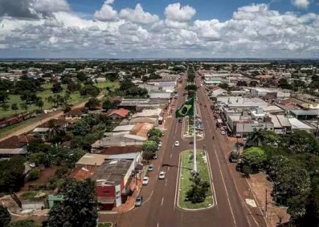 Fiscal e mesária flagram eleitor fotografando urna em assentamento