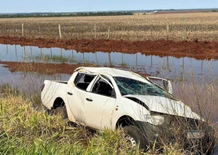 Caminhonete capota às margens da MS-060 após pneu furar em rodovia
