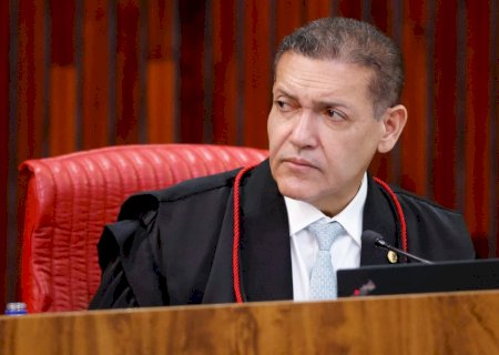 Presidente do TSE derruba 20 postagens contra Lula e proíbe que Flávio e aliados republiquem conteúdo  | G1