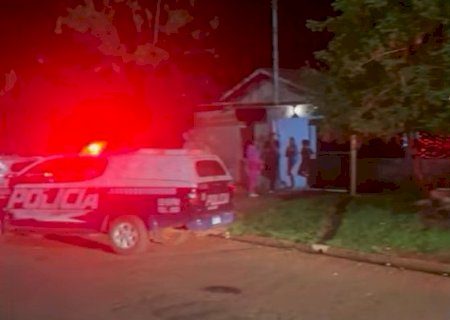Motociclistas armados com revólver invadem casa e deixam 2 feridos