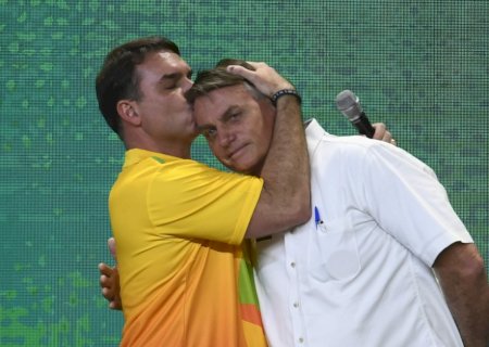 O dilema de Flávio ao visitar Jair Bolsonaro na prisão domiciliar
