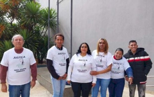Com camisetas por justiça, família acompanha júri de travesti morta em presídio