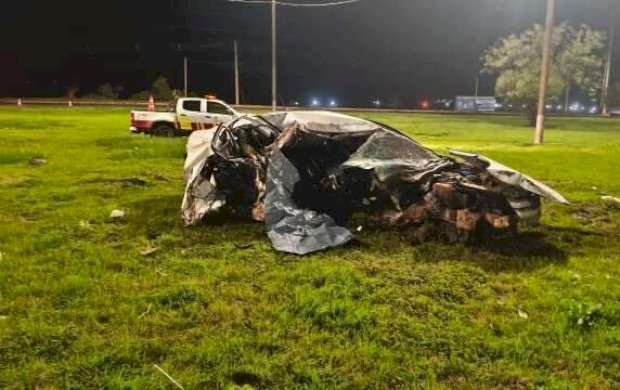 A caminho do trabalho, motorista morre ao atingir carro contra árvore