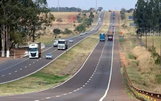 Câmara Federal aprova  piso de R$ 5 mil para caminhoneiros e anistia multas de bloqueios de 2022