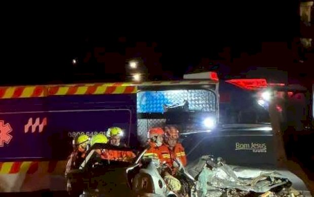 Colisão com caminhão mata duas pessoas na BR-163