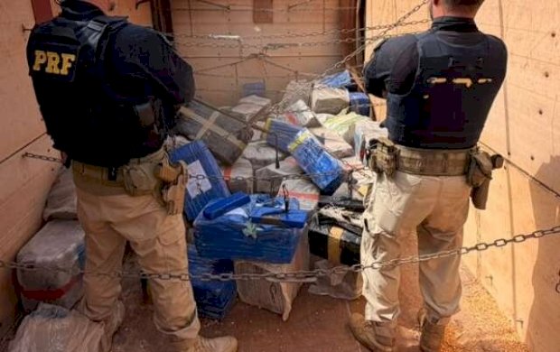 Motorista é preso com 3,2 toneladas de maconha em carreta de milho