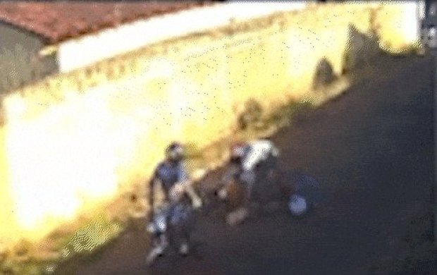 'Estavam caçando vítima', diz mulher derrubada de moto durante assalto