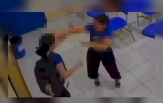 Ataque em escola: aluna parte para cima de professora e a golpeia com faca